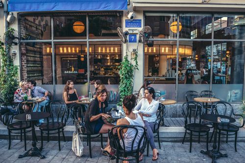 Israeli cafe on Rothschild Blvd. in Tel Aviv @ Fotokon/123rf.com