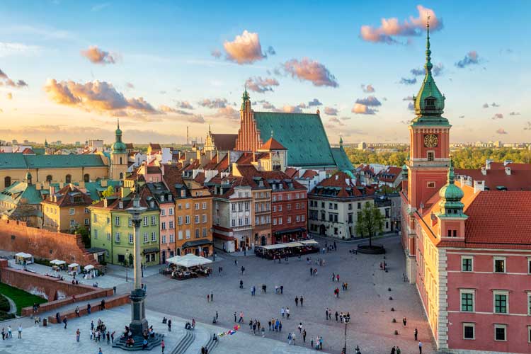 Photo: Warsaw, Royal castle and old town at sunset © Mike Mareen / iStock